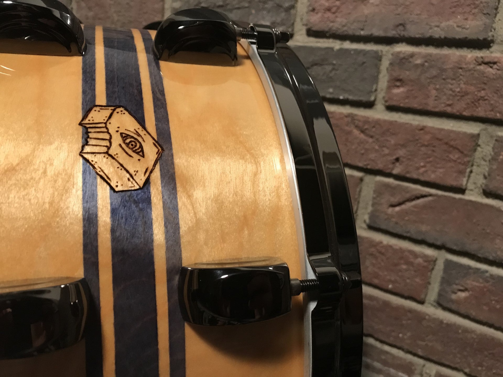 custom snare drum with black nickel hardware made of maple wood